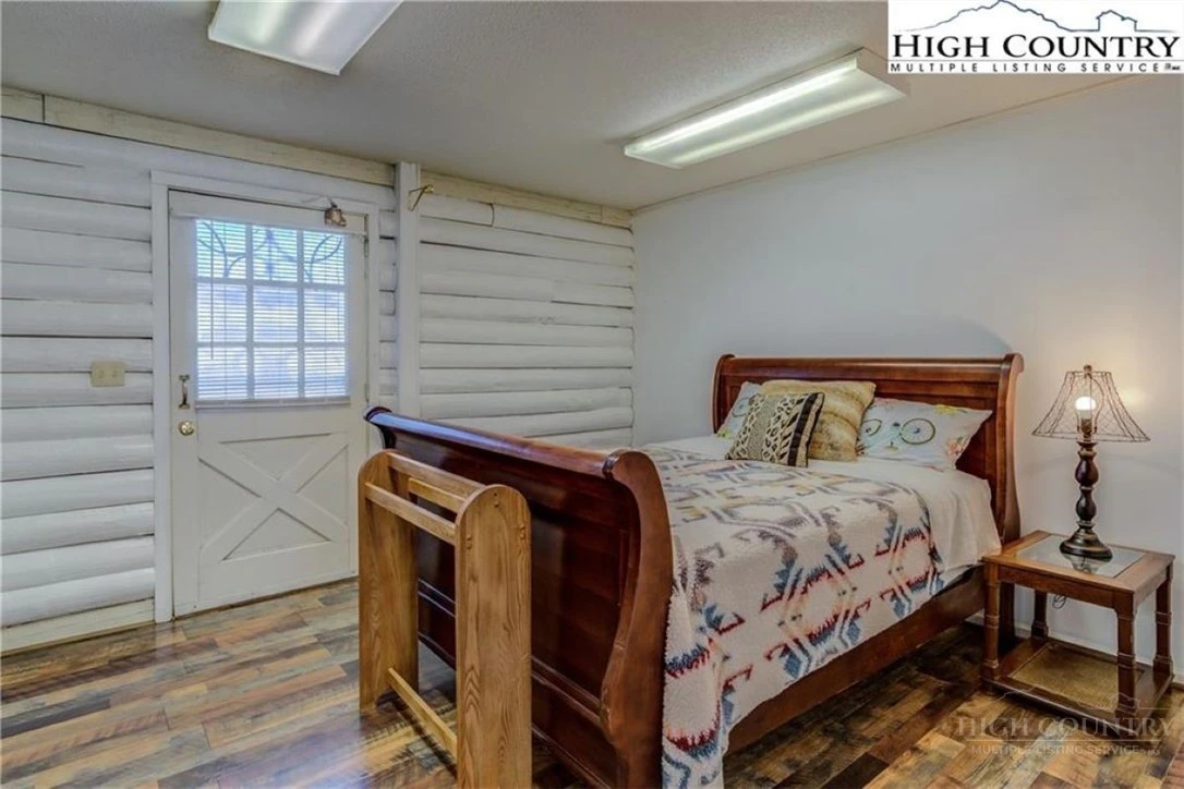 Image number 13 for the current listing
