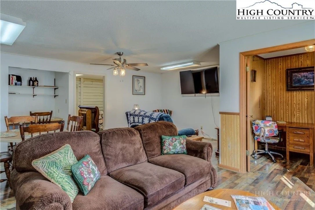 Image number 17 for the current listing