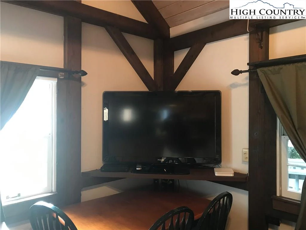Image number 17 for the current listing