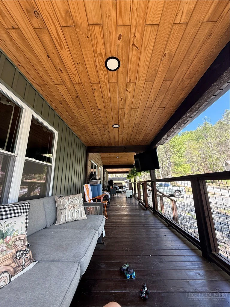 Image number 18 for the current listing