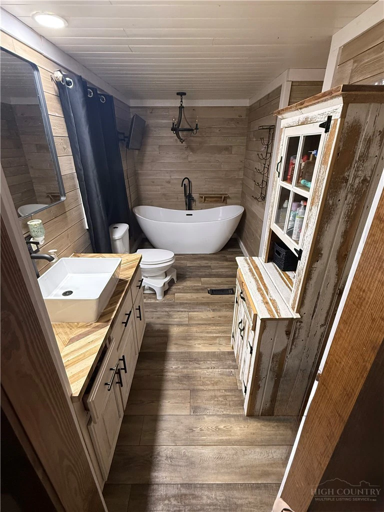 Image number 2 for the current listing