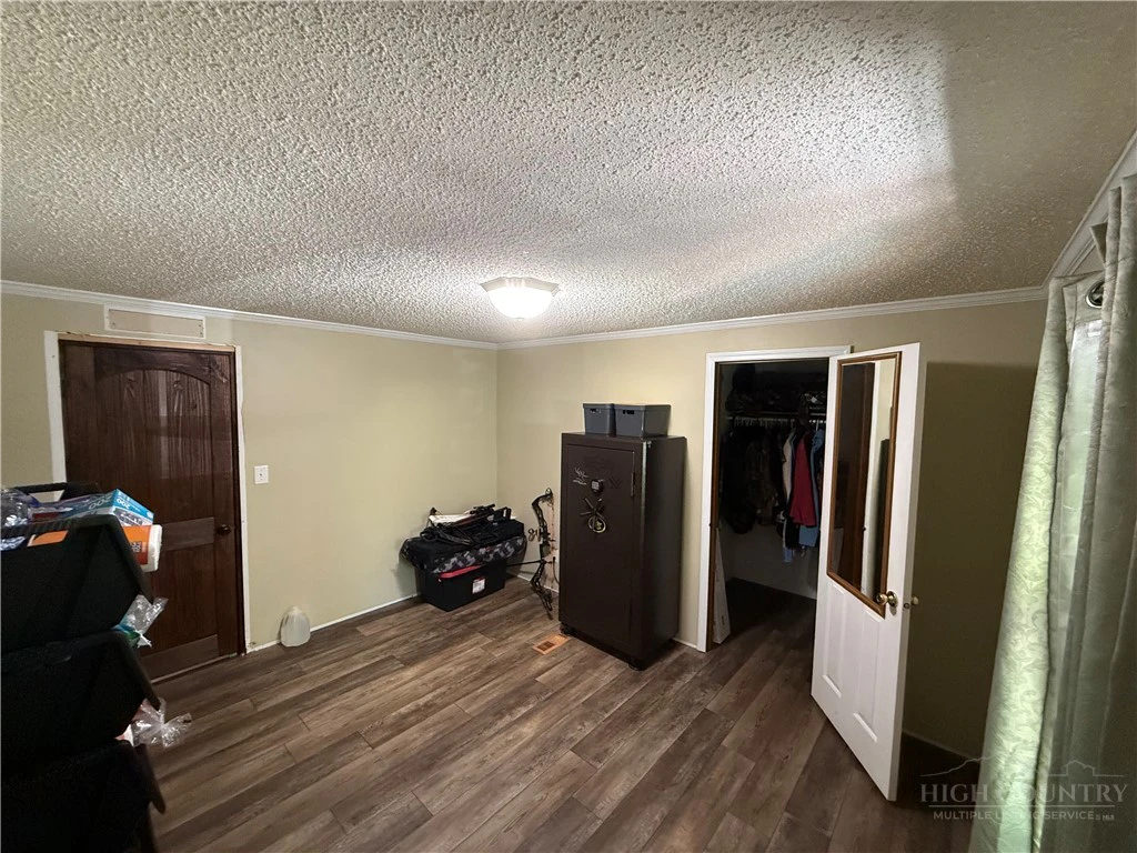 Image number 10 for the current listing