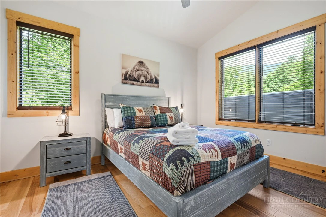 Image number 19 for the current listing
