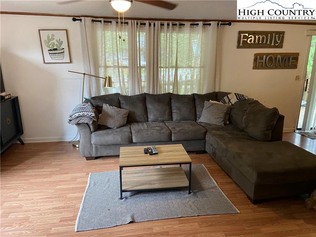 Image number 5 for the current listing