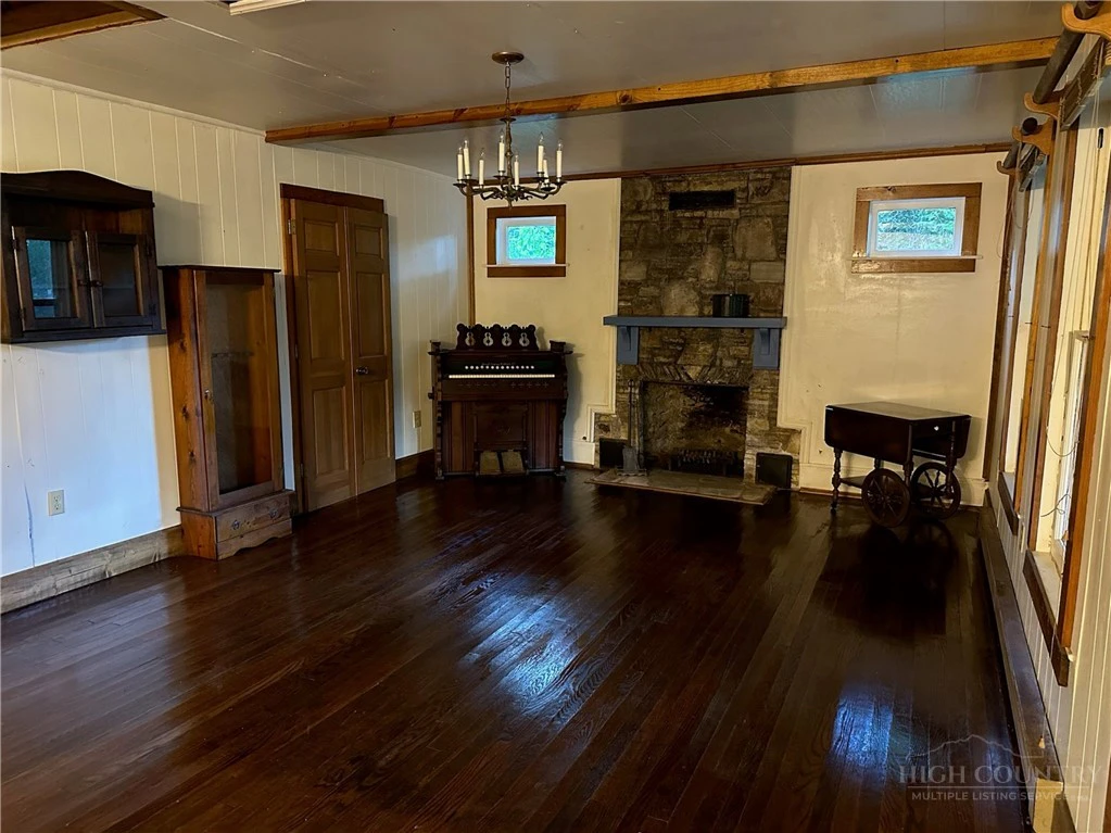 Image number 4 for the current listing