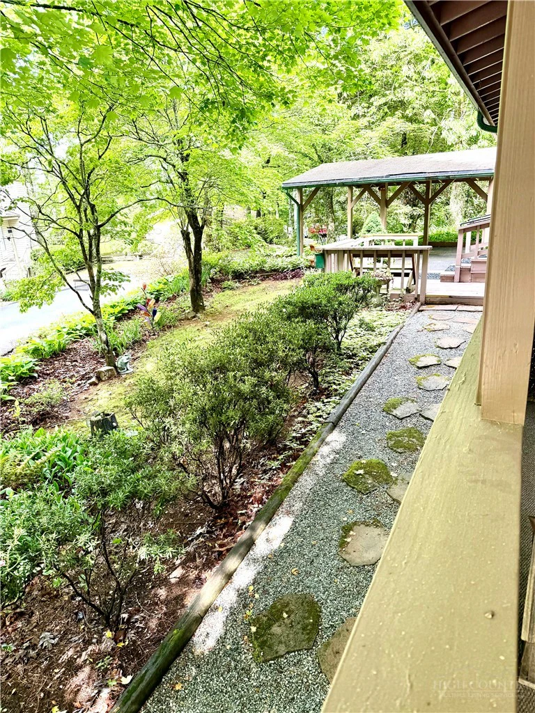 Image number 14 for the current listing