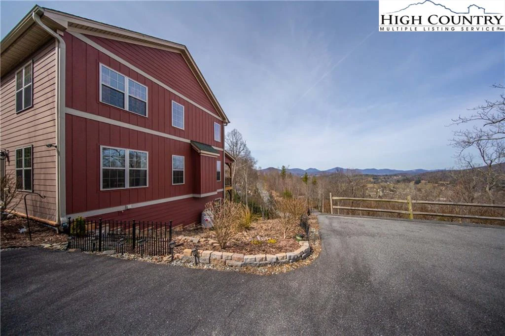 Image number 1 for the current listing