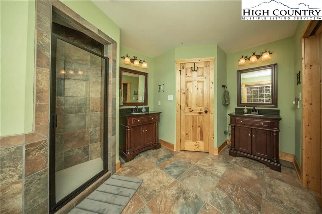 Image number 8 for the current listing