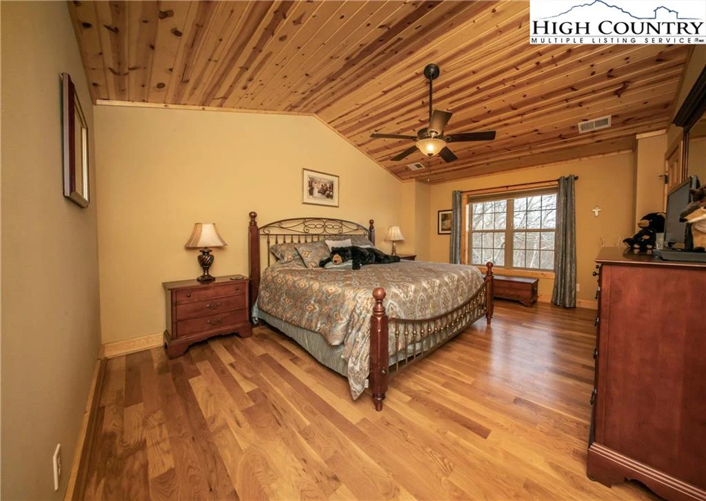 Image number 9 for the current listing