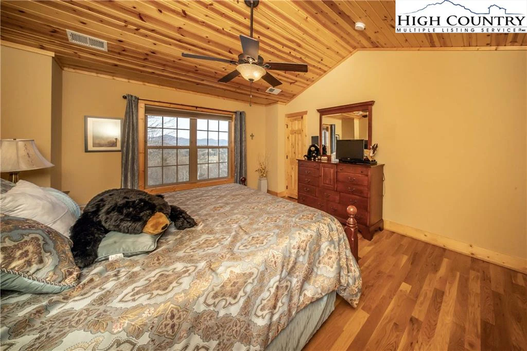 Image number 2 for the current listing