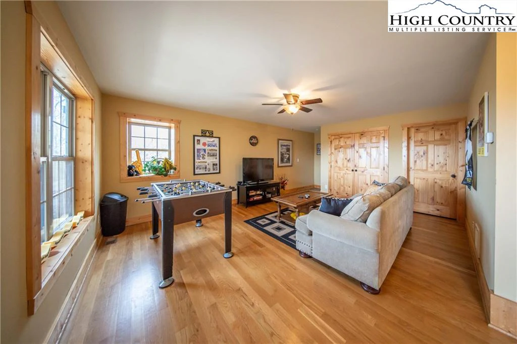 Image number 11 for the current listing