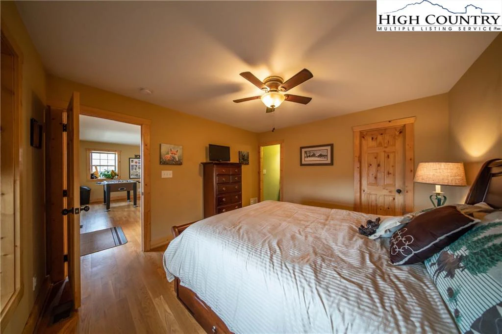 Image number 14 for the current listing