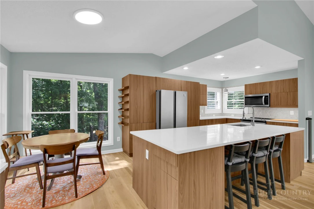 Image number 5 for the current listing