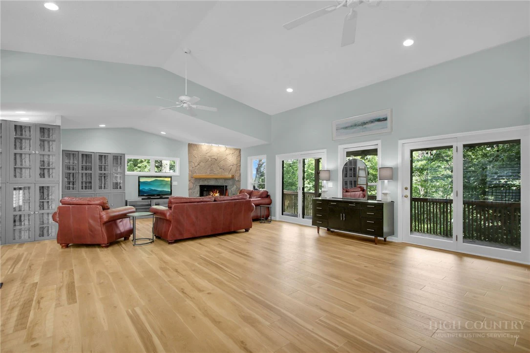 Image number 8 for the current listing