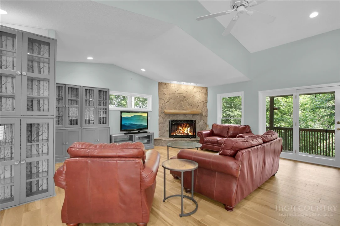 Image number 9 for the current listing