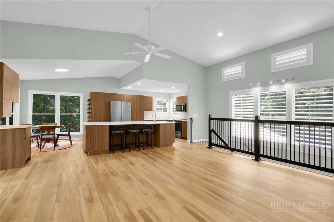 Image number 11 for the current listing