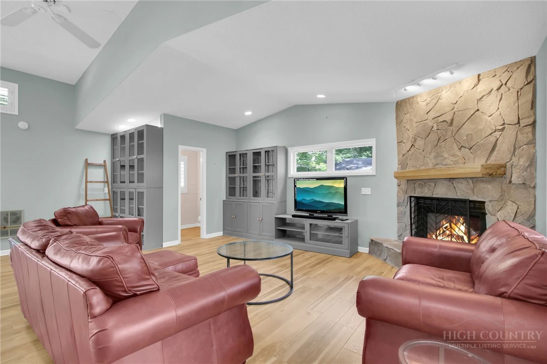 Image number 12 for the current listing