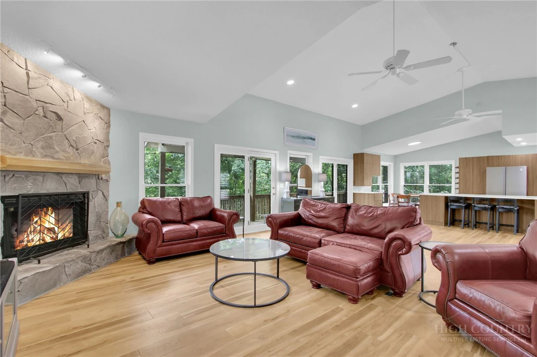 Image number 14 for the current listing