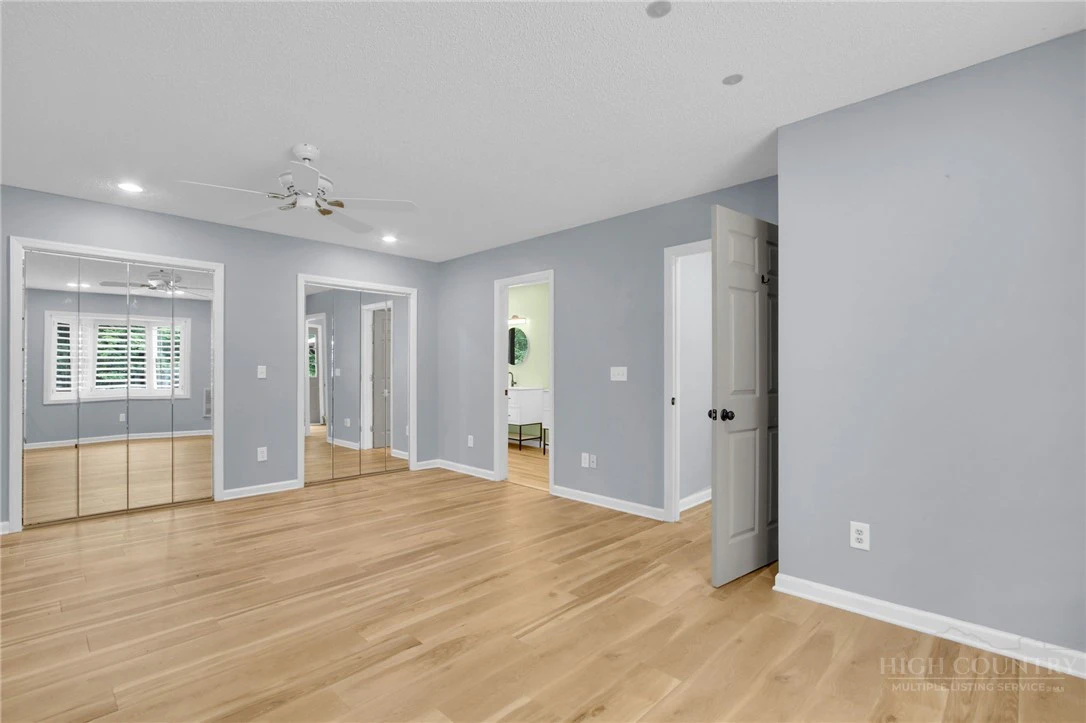 Image number 19 for the current listing
