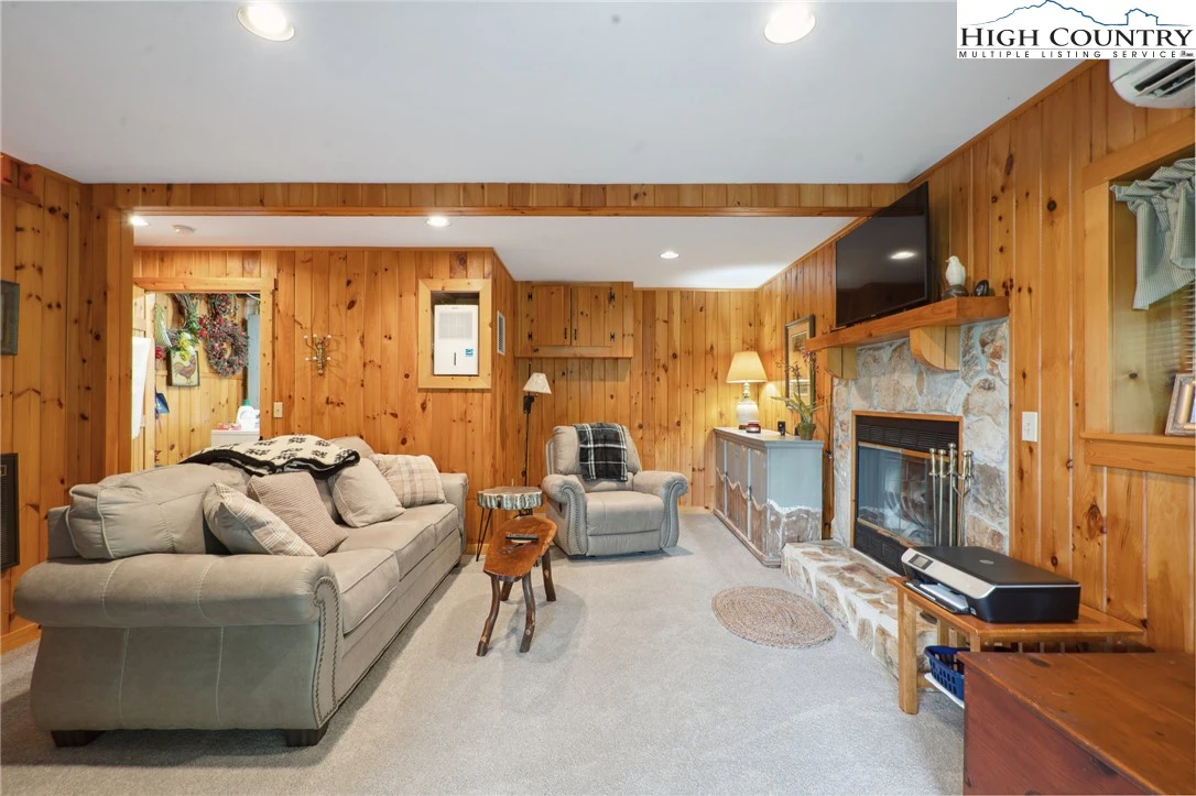 Image number 11 for the current listing