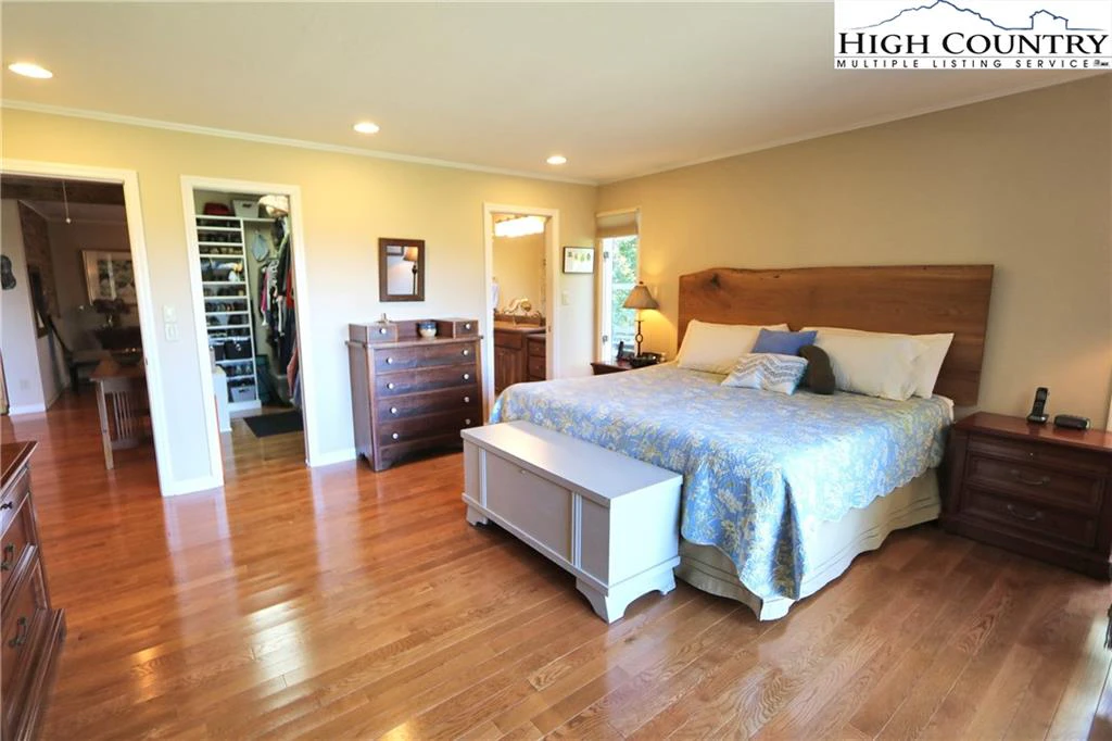 Image number 14 for the current listing