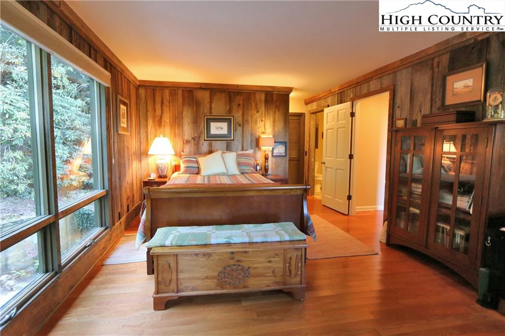 Image number 3 for the current listing