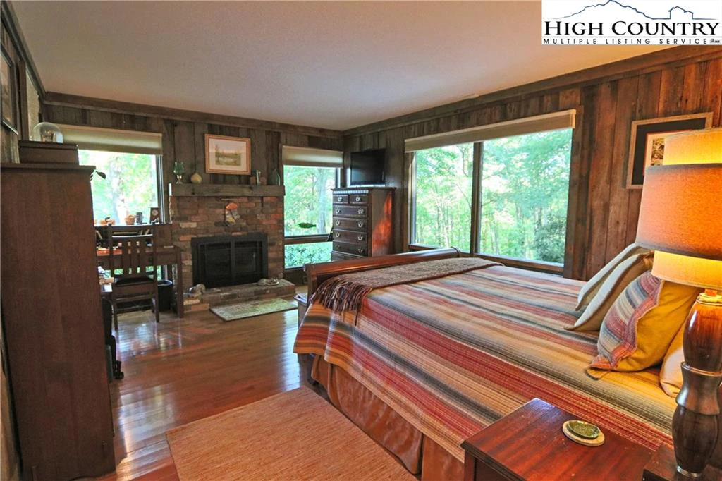 Image number 4 for the current listing