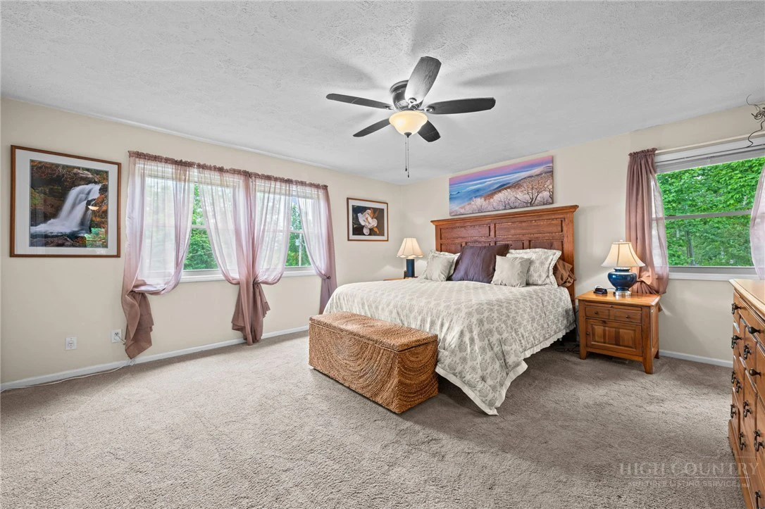 Image number 16 for the current listing