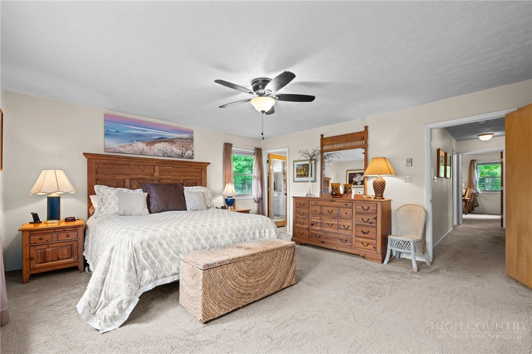 Image number 17 for the current listing