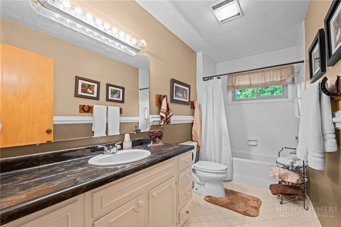 Image number 19 for the current listing