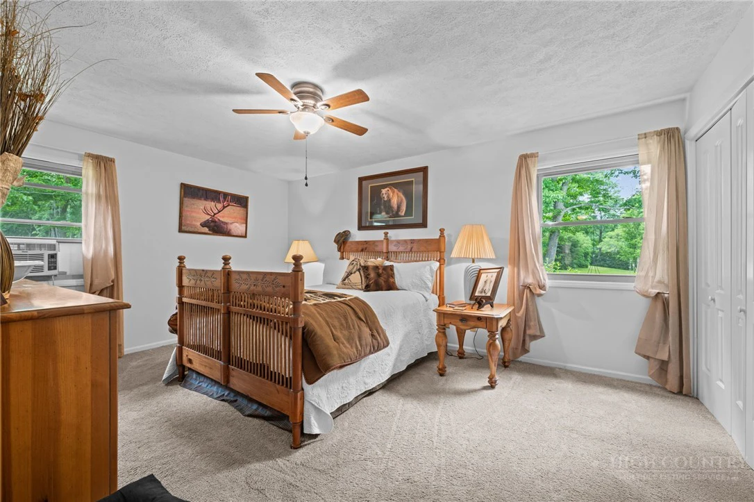 Image number 20 for the current listing
