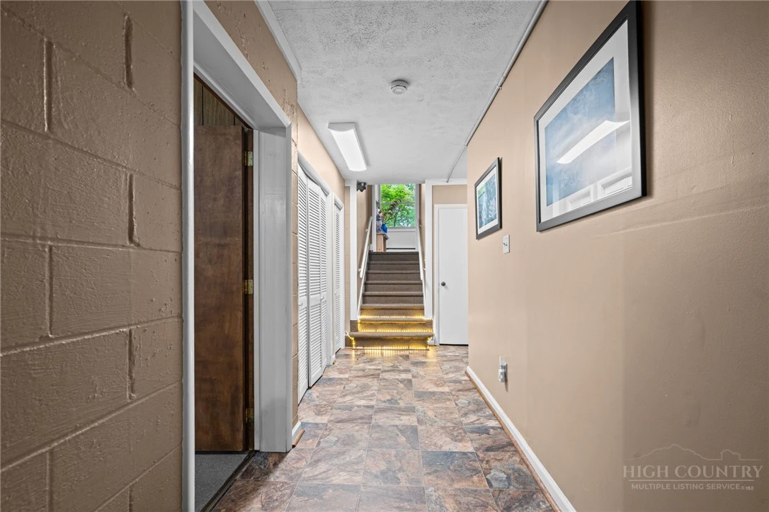 Image number 21 for the current listing