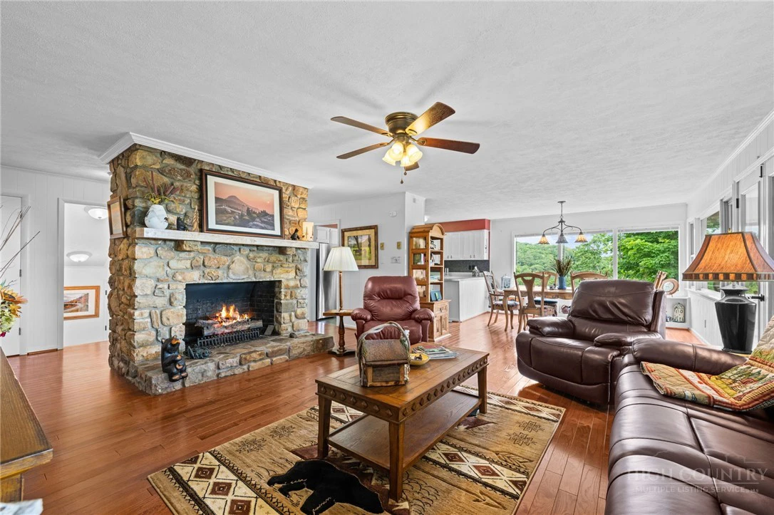 Image number 9 for the current listing