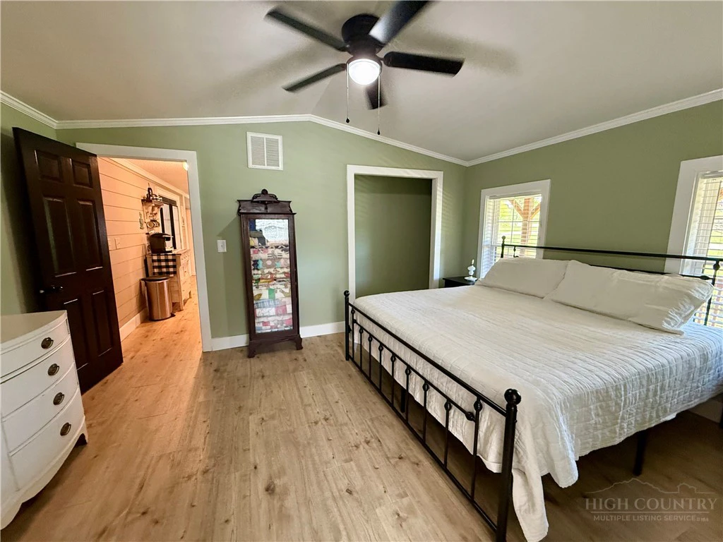 Image number 19 for the current listing