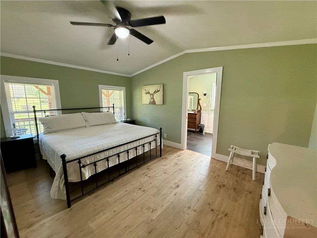 Image number 18 for the current listing