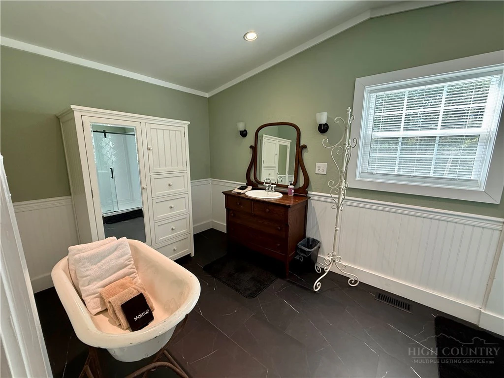 Image number 2 for the current listing