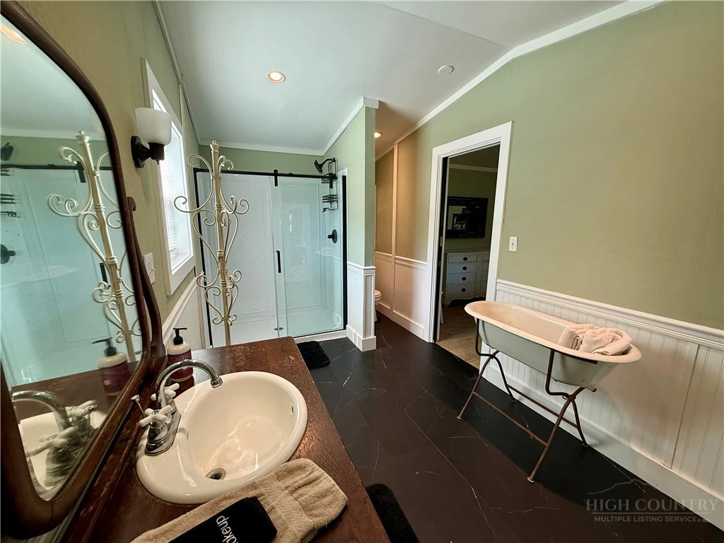 Image number 16 for the current listing