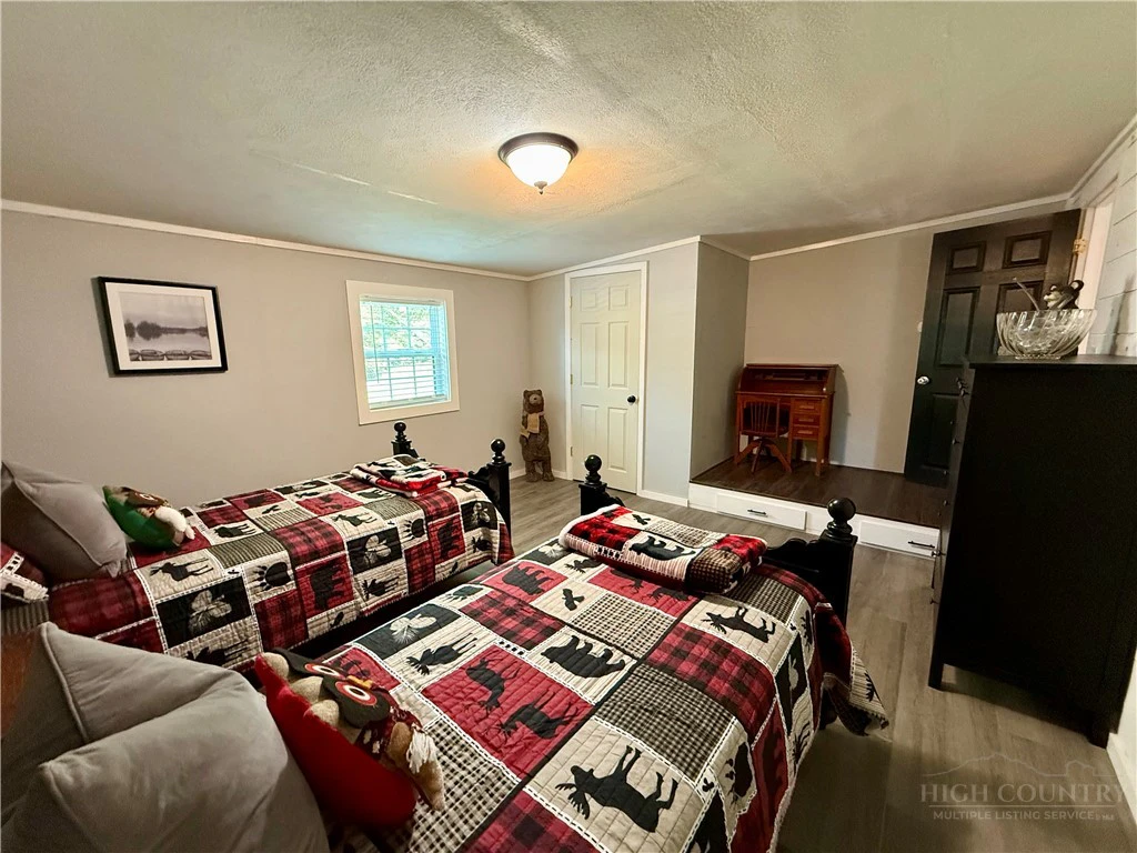 Image number 14 for the current listing