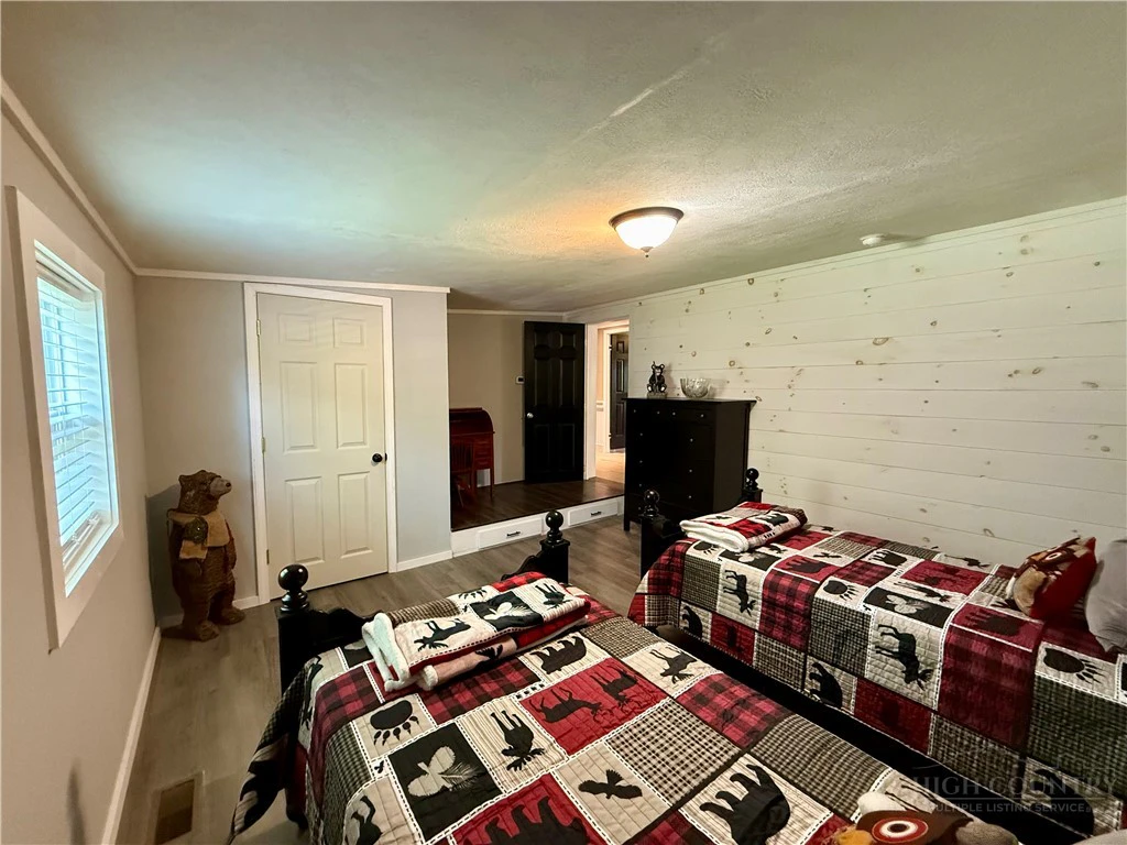 Image number 13 for the current listing