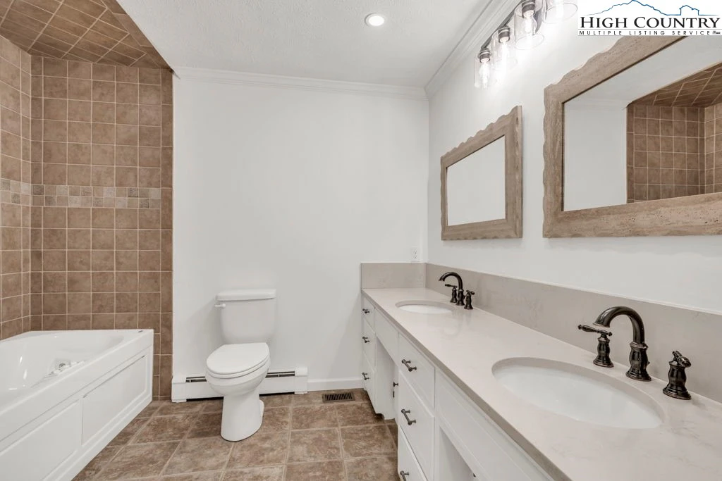 Image number 3 for the current listing