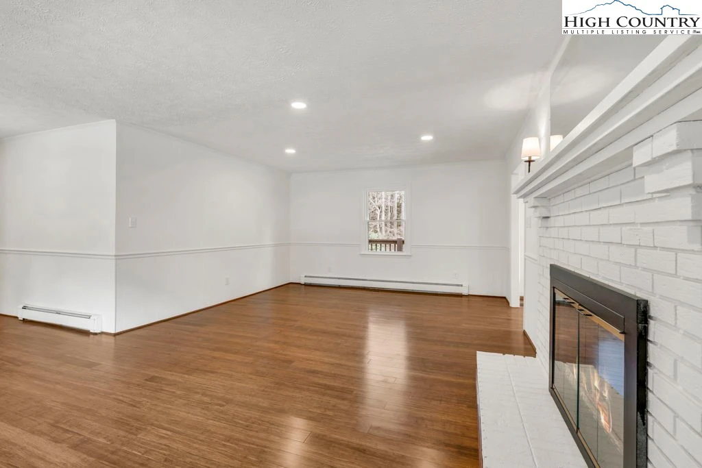 Image number 4 for the current listing