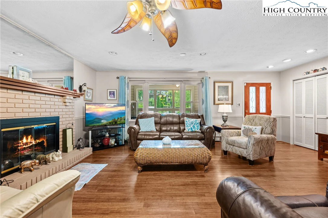 Image number 13 for the current listing