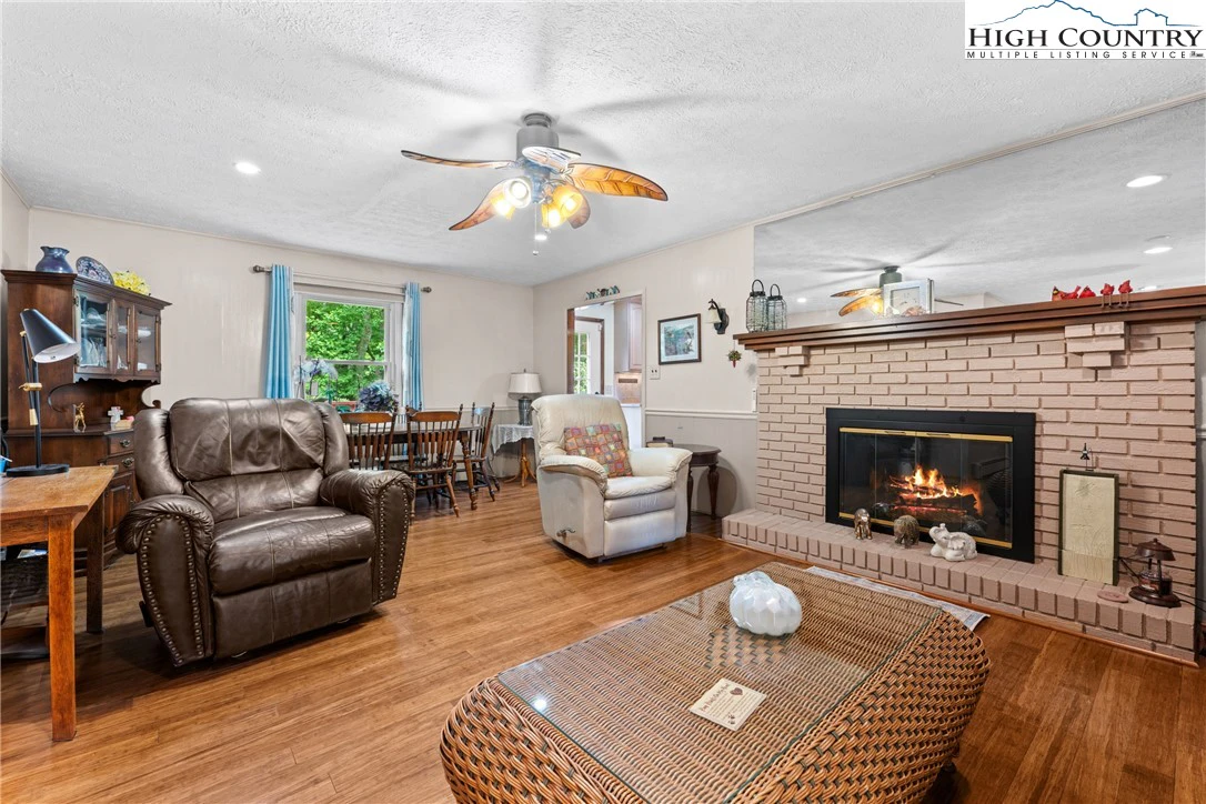 Image number 9 for the current listing