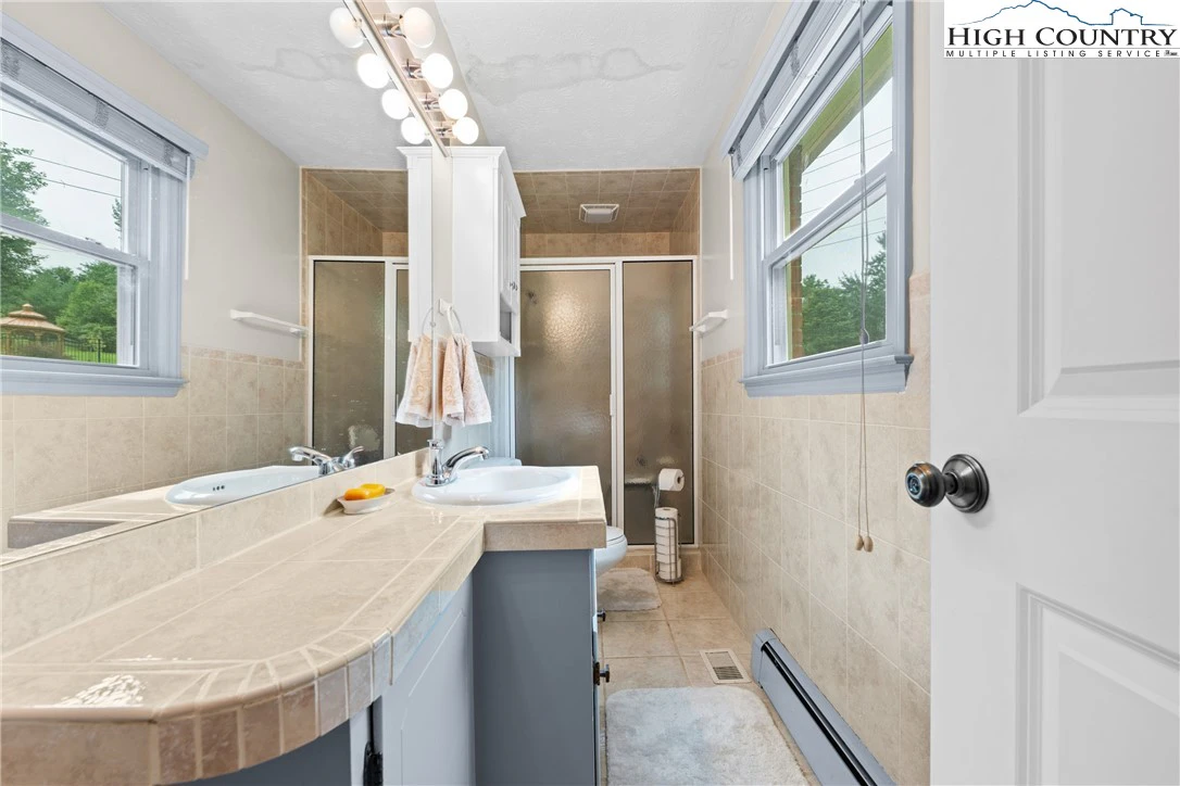 Image number 1 for the current listing