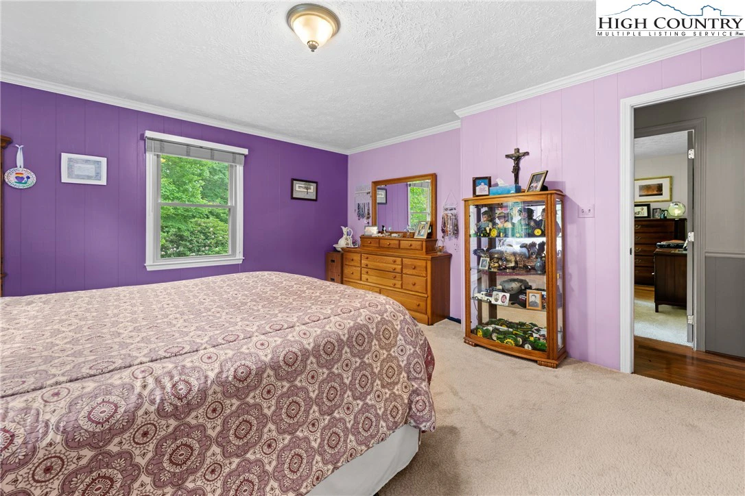 Image number 19 for the current listing