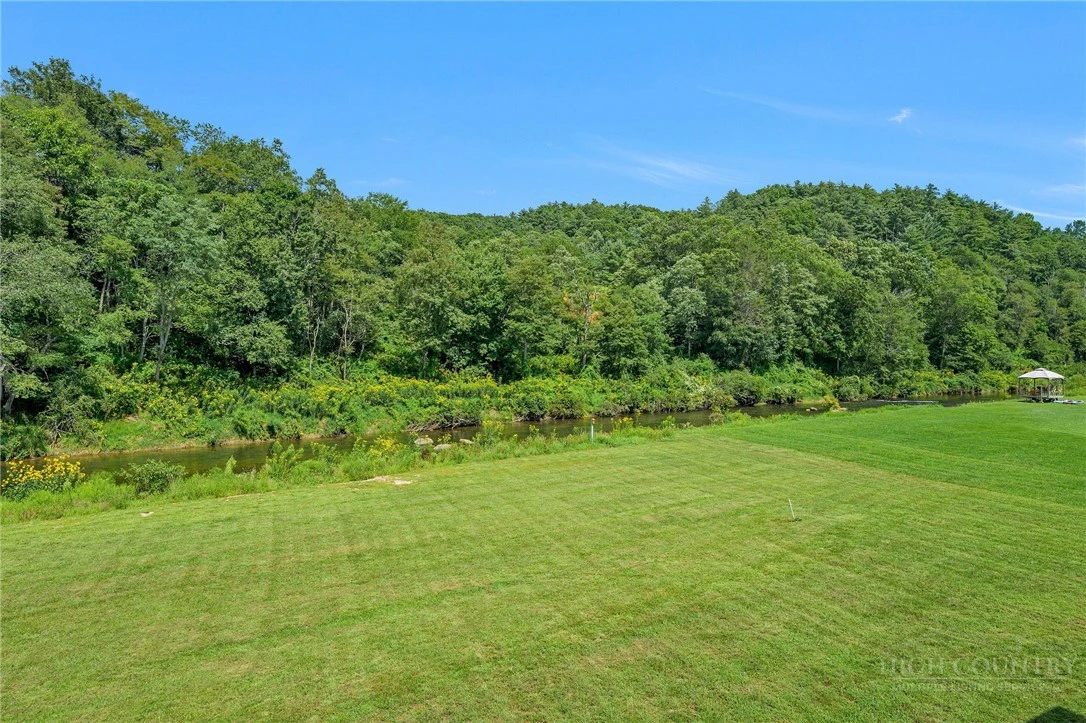 Image number 15 for the current listing