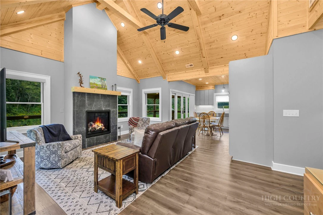 Image number 21 for the current listing