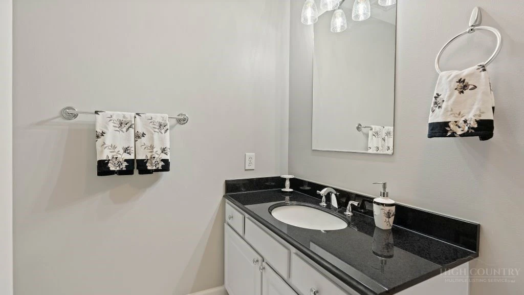 Image number 3 for the current listing