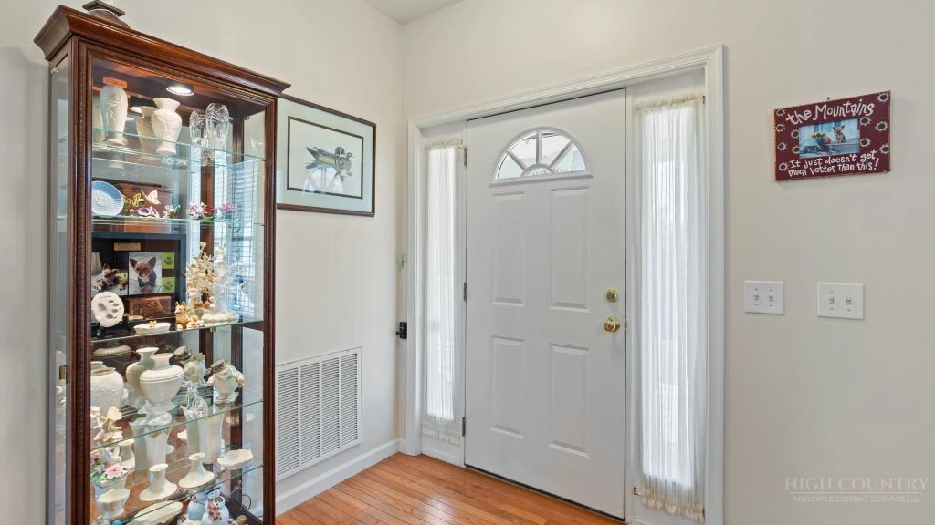 Image number 4 for the current listing