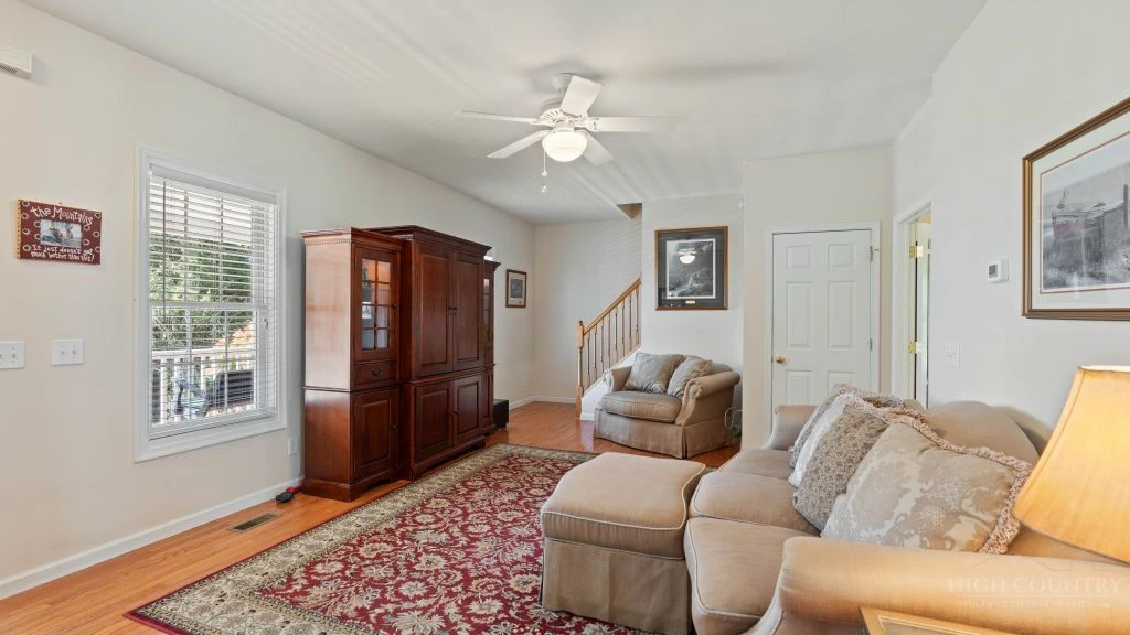 Image number 5 for the current listing